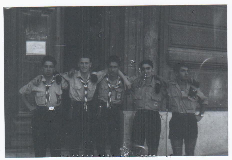 EIF D ORANIE 58 a gauche jacquie ,au mileiu darmon scout oran III.jpg